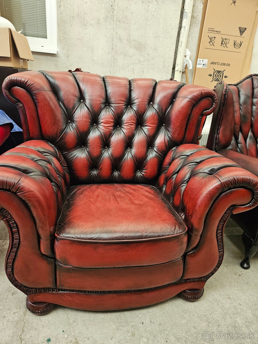 CHESTERFIELD ŠTÝL,KOŽENÉ KRESLO MASÍVNE-ZĽACNENÉ