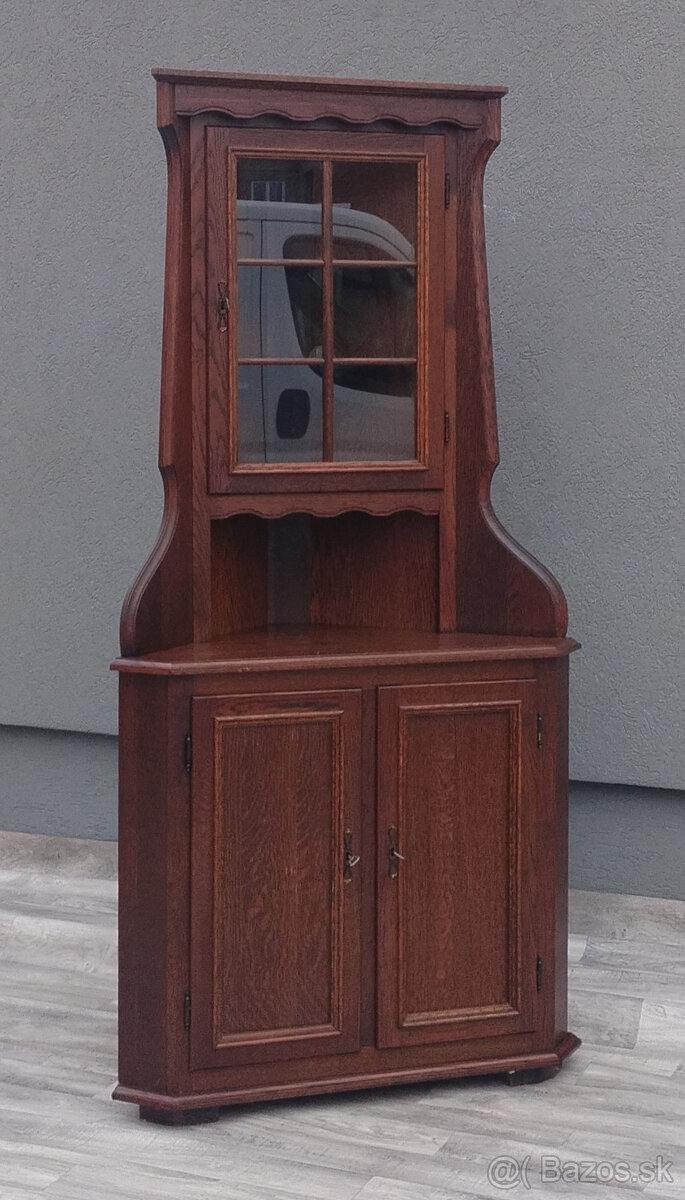 Vitrína rohová.