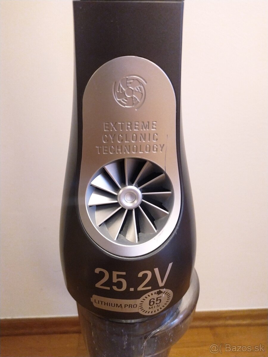 VYSÁVAČ TYČOVÝ EXTREME CYCLONIC ROWENTA