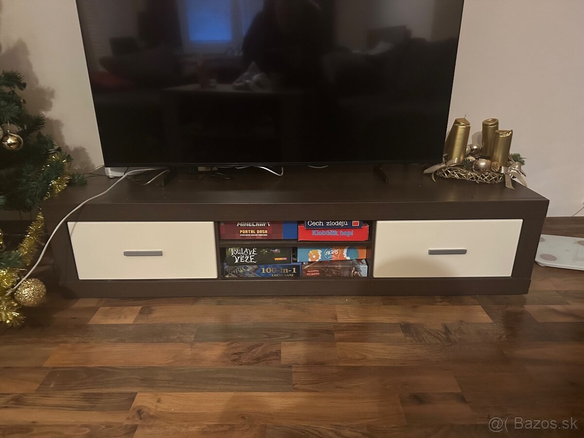 Stolik pod televizor
