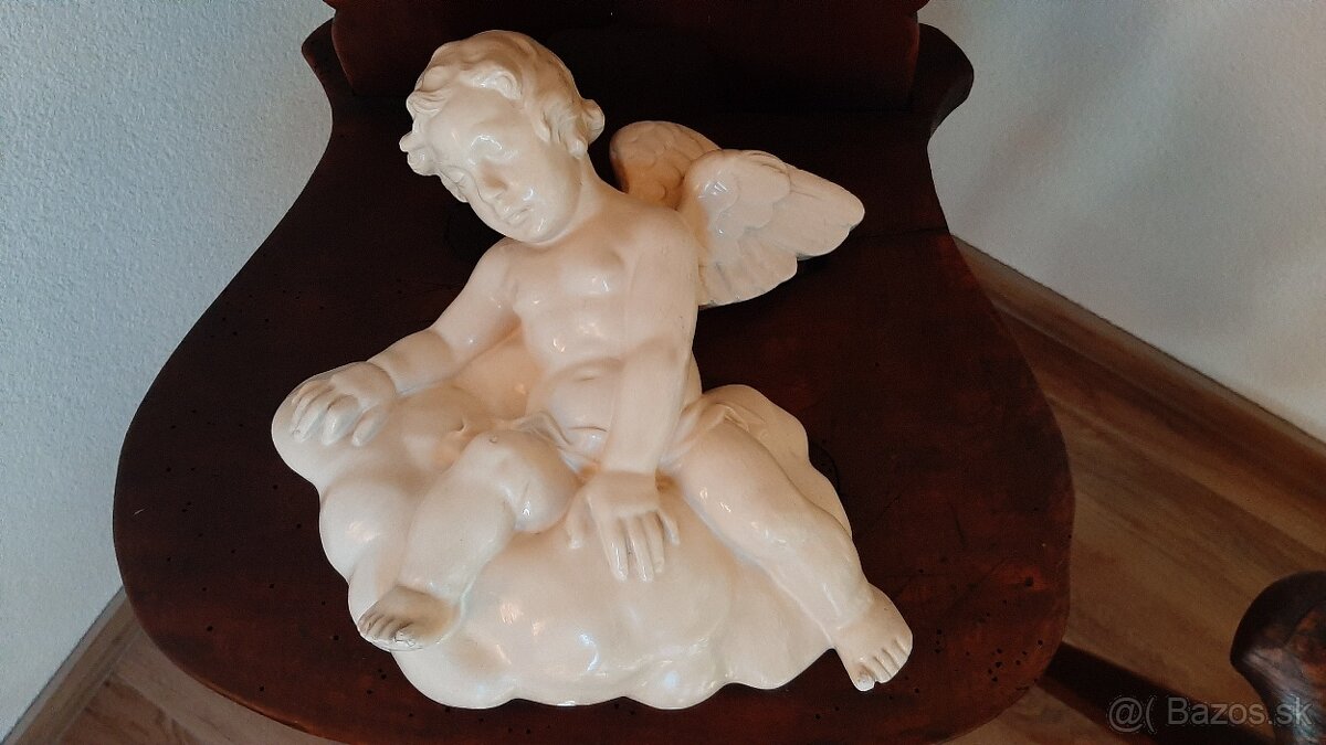 Krásny starožitný anjelik na stenu.