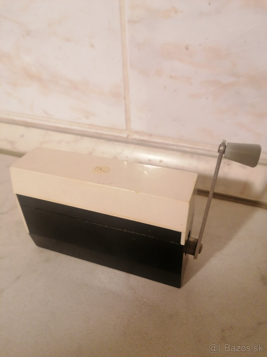 Ručný mlynček na kávu