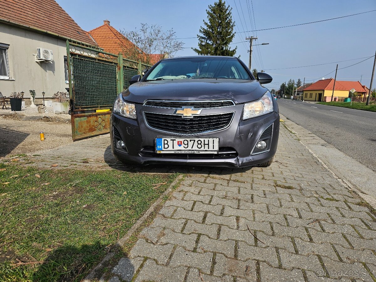 Predám alebo rozpredám Chevrolet cruze 1,8 bez motora.