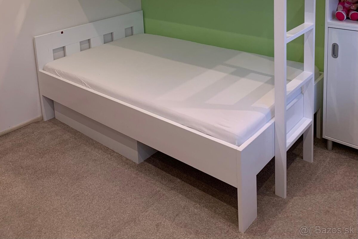 Masivna biela postel s matracom 120x200cm