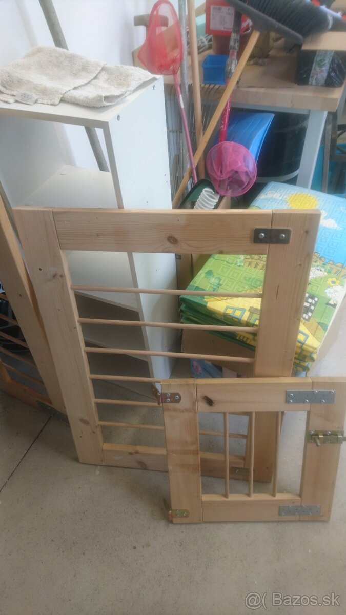 detska drevena zabrana na schody, na postel