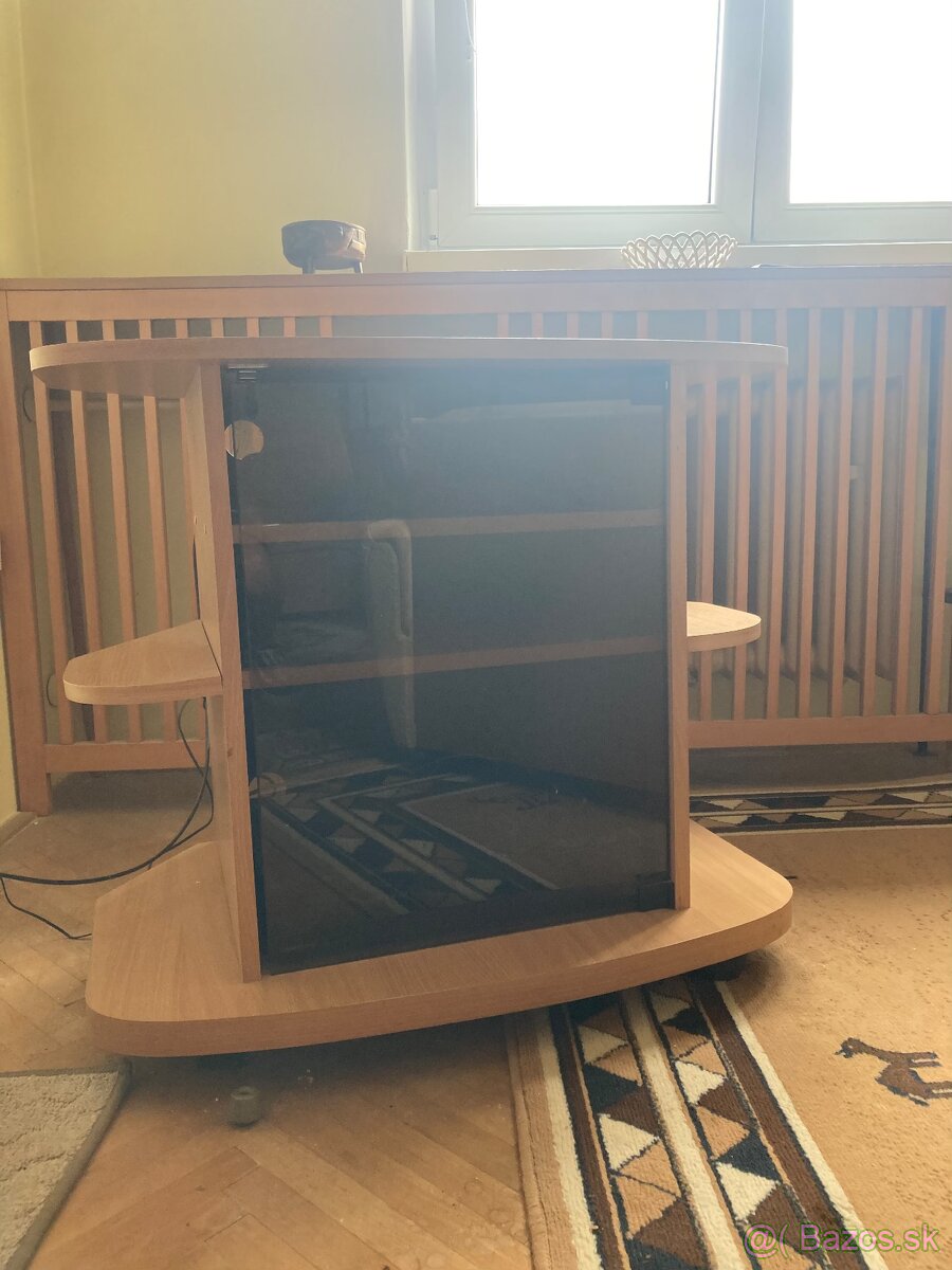 Stolík pod TV