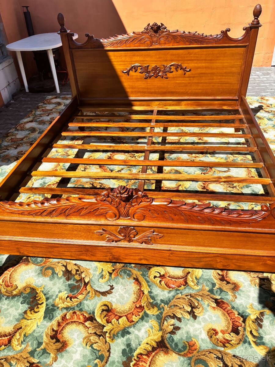 Postel bez matrac …