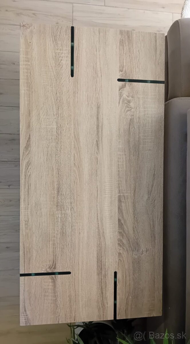 Predám moderný konferenčný stolík – sklo + drevo (60 €)