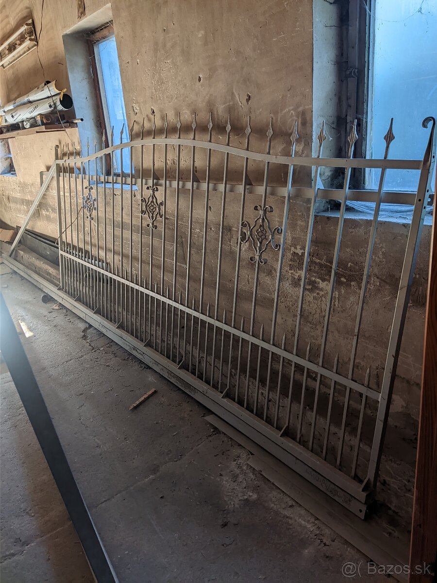 Predám nepoužívanú samonosnú bránu.Super cena