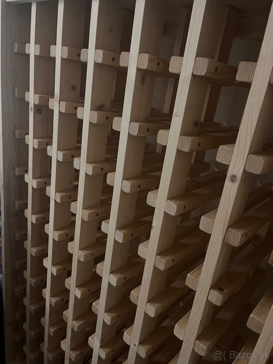 Drevená vinotéka