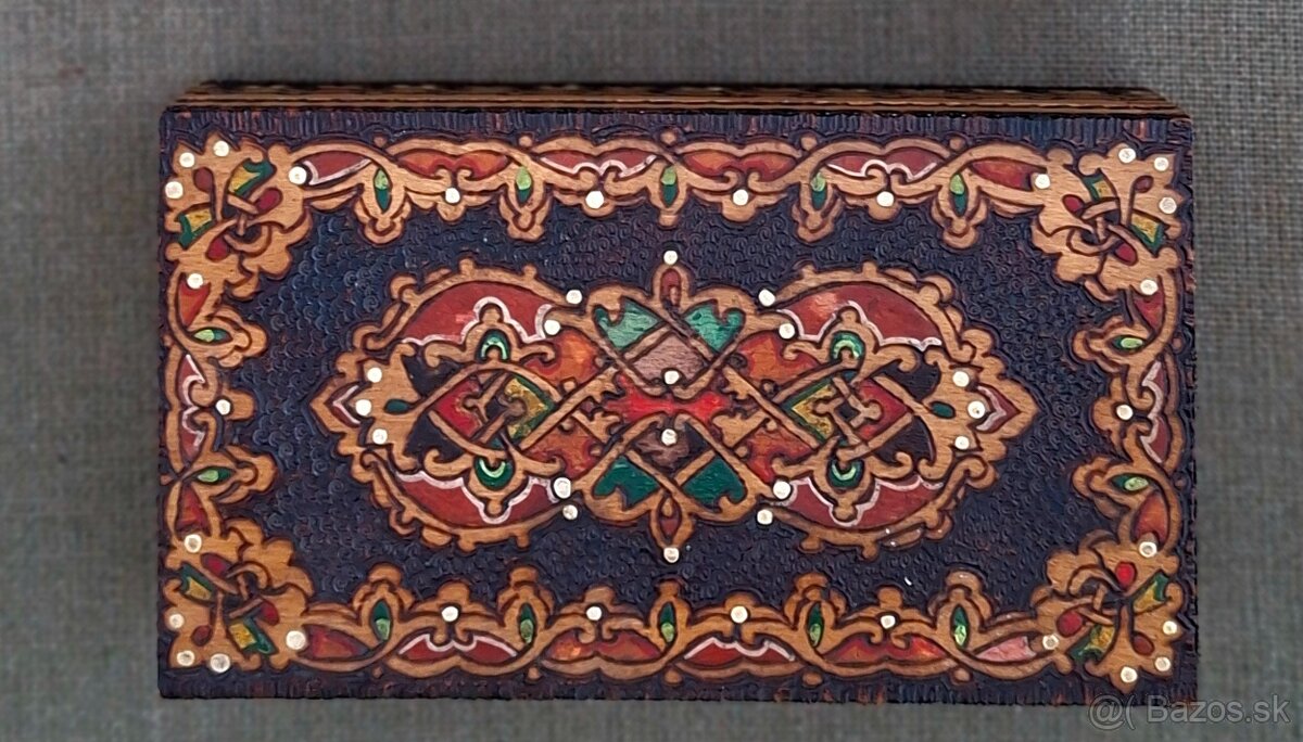 Drevená šperkovnica