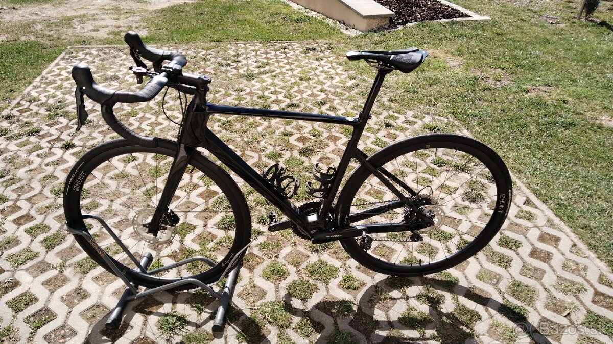 Cestný karbónový bicykel