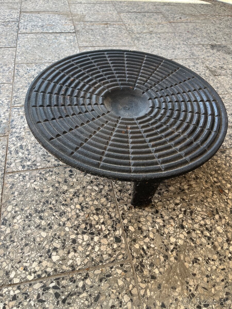 Liatinovy tanier na grilovanie