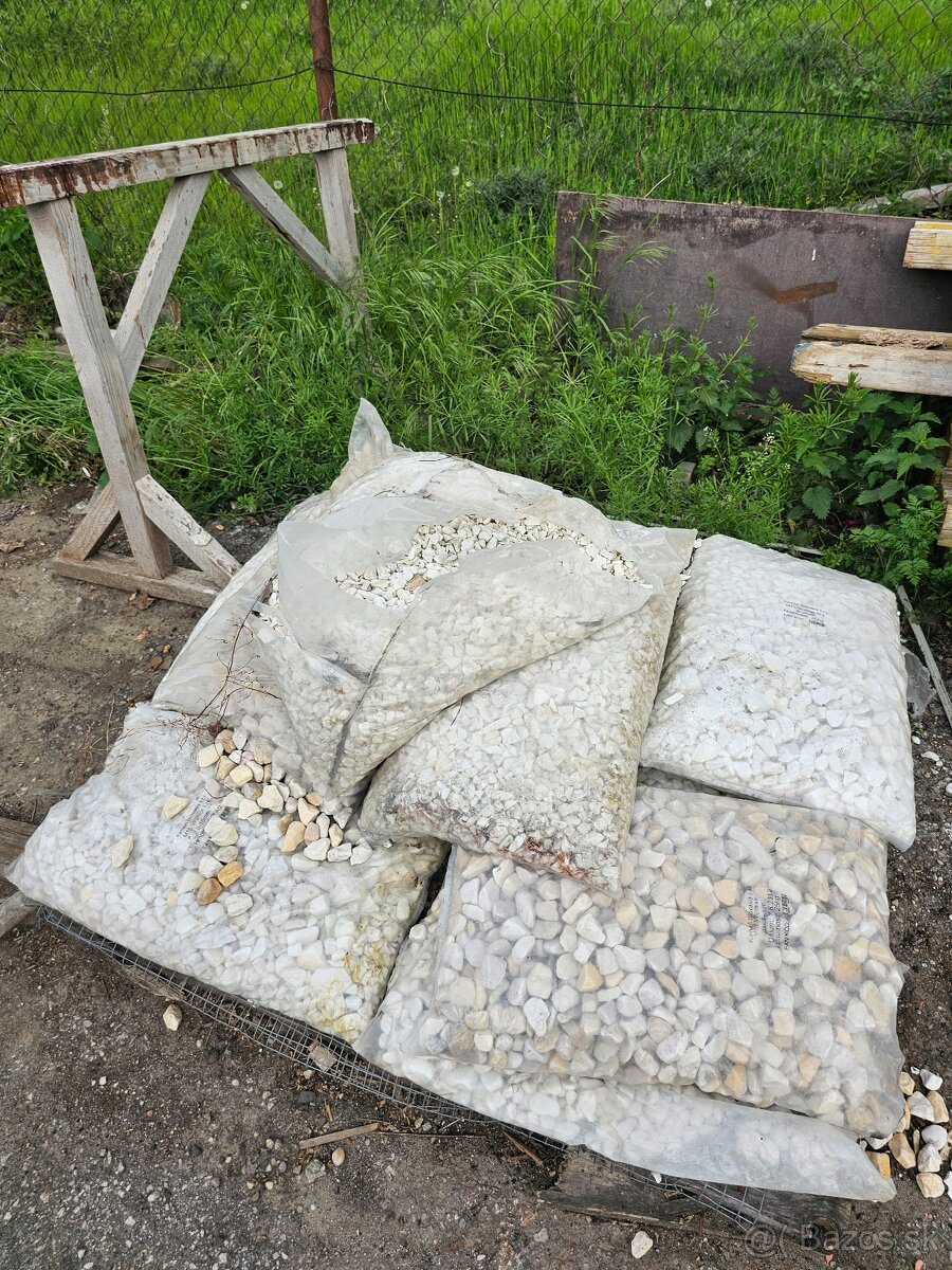 Predám okrasné kamene 25kg vrece