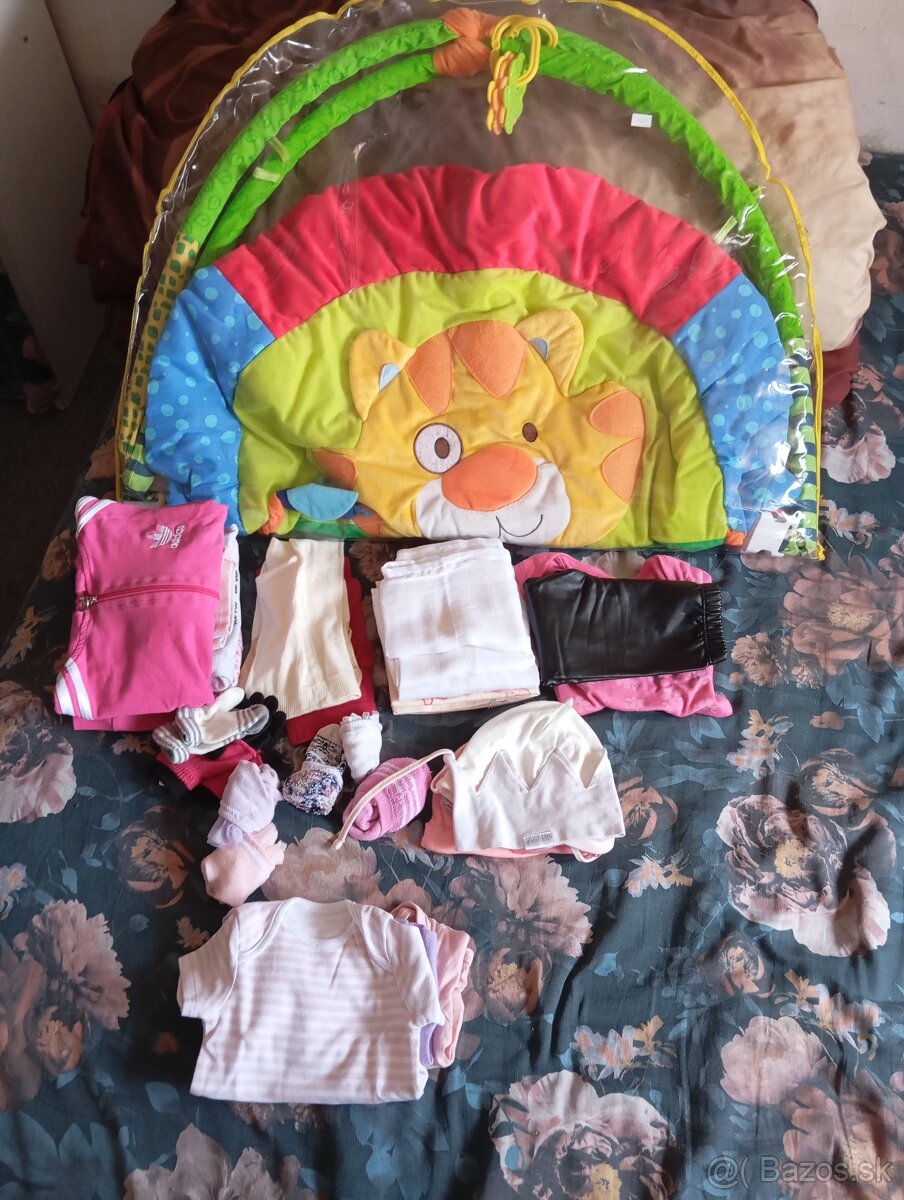Menší balík oblečenia pre dievčatko veľkosť 0-6mes