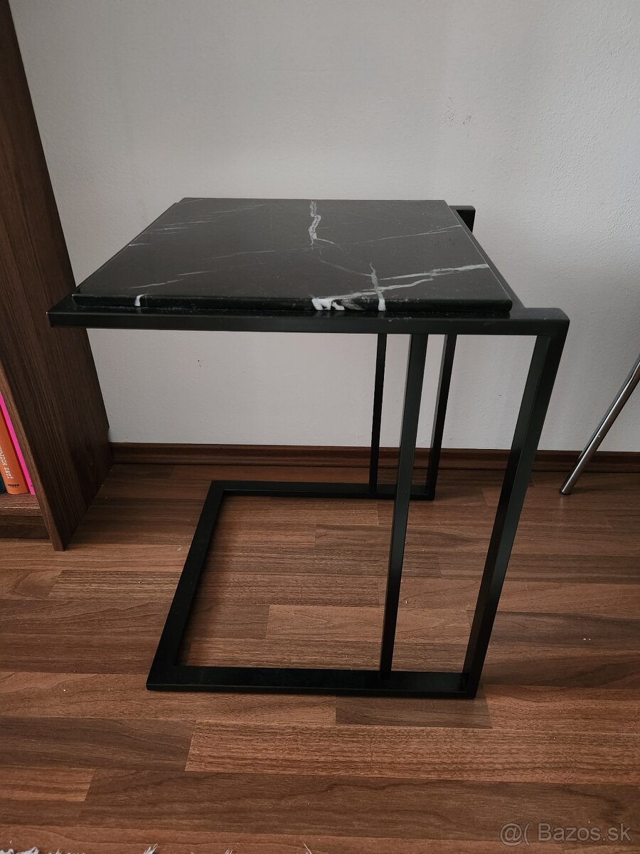 Mramorový príručný C stolík k pohovke