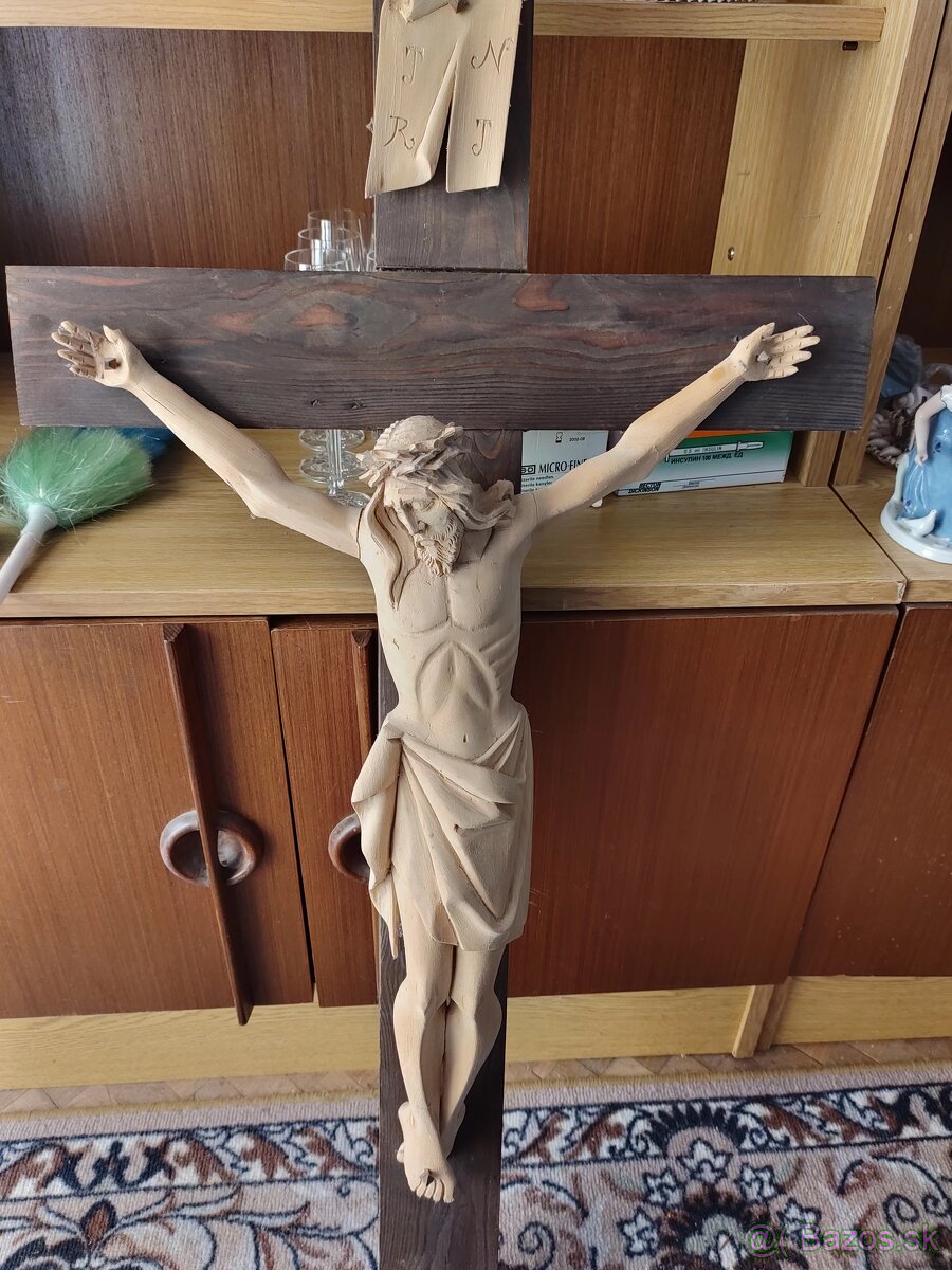 Ručne vyrezávaný kríž s Ježišom