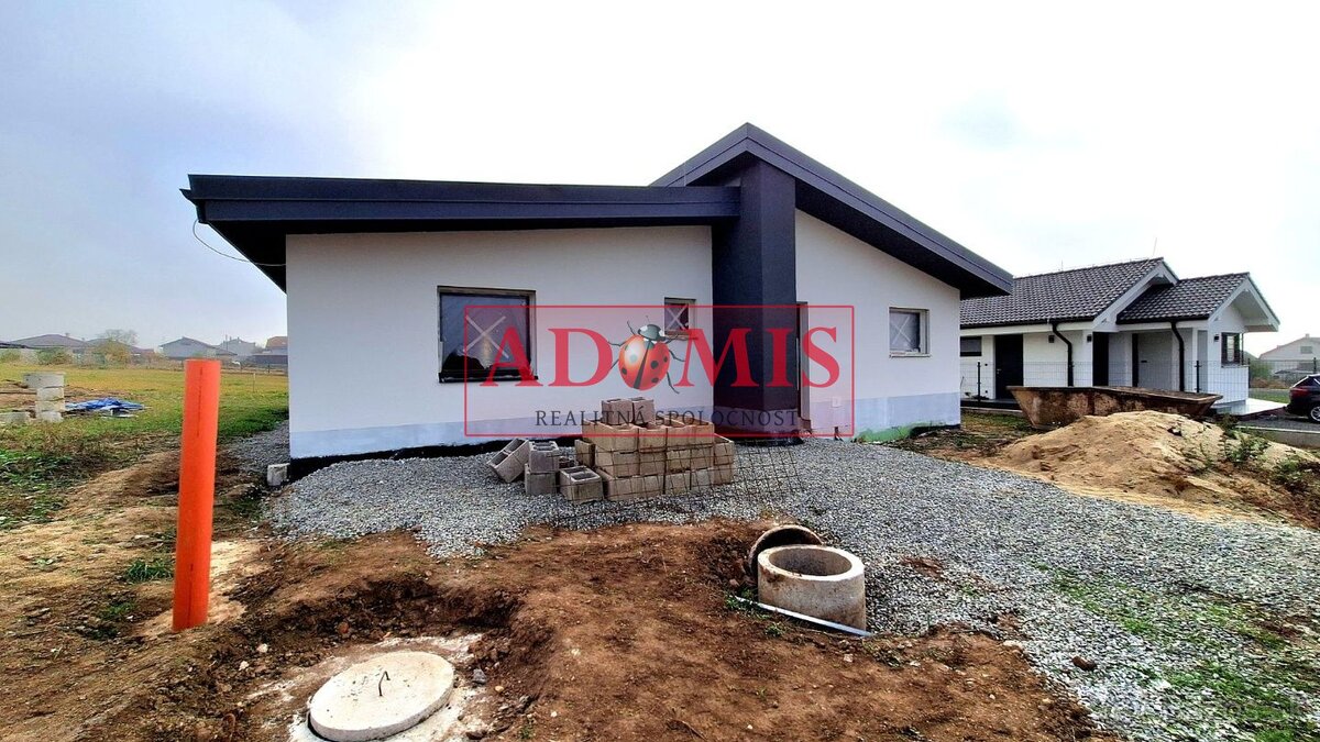ADOMIS - 4izbový tehlový bungalov 648m2,komora,2x kúpeľňa,3x