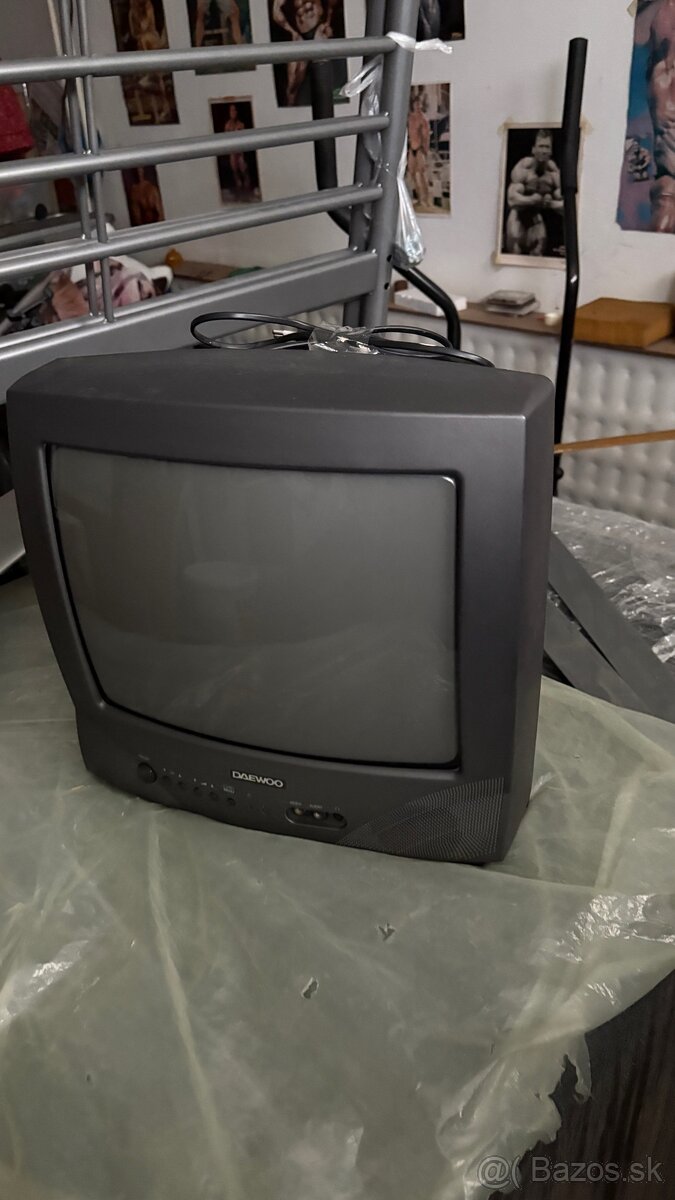 Starší CRT televízor Daewoo