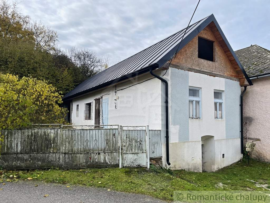 Chalupa so začatou rekonštrukciou v malebnej koncovej obci