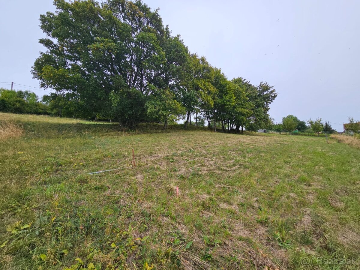 Stavebný pozemok 1 hod od BA; s výhľadom na Veľkú Javorinu.