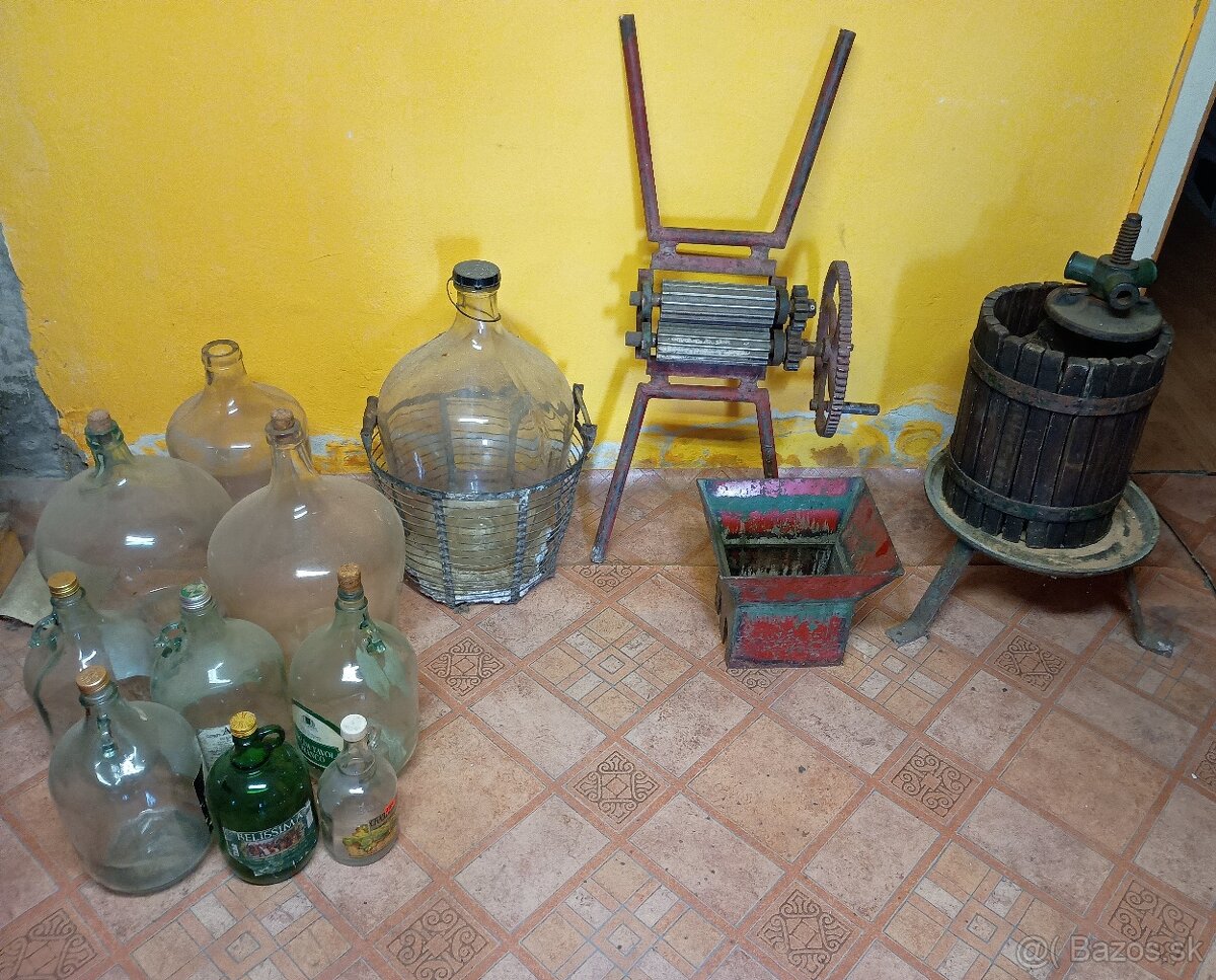 Fľaše a lis na hrozno