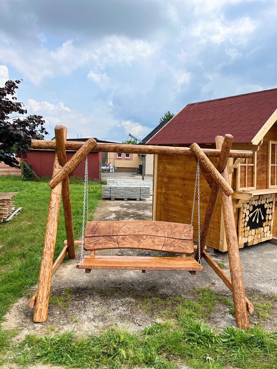 Drevená záhradná hojdačka