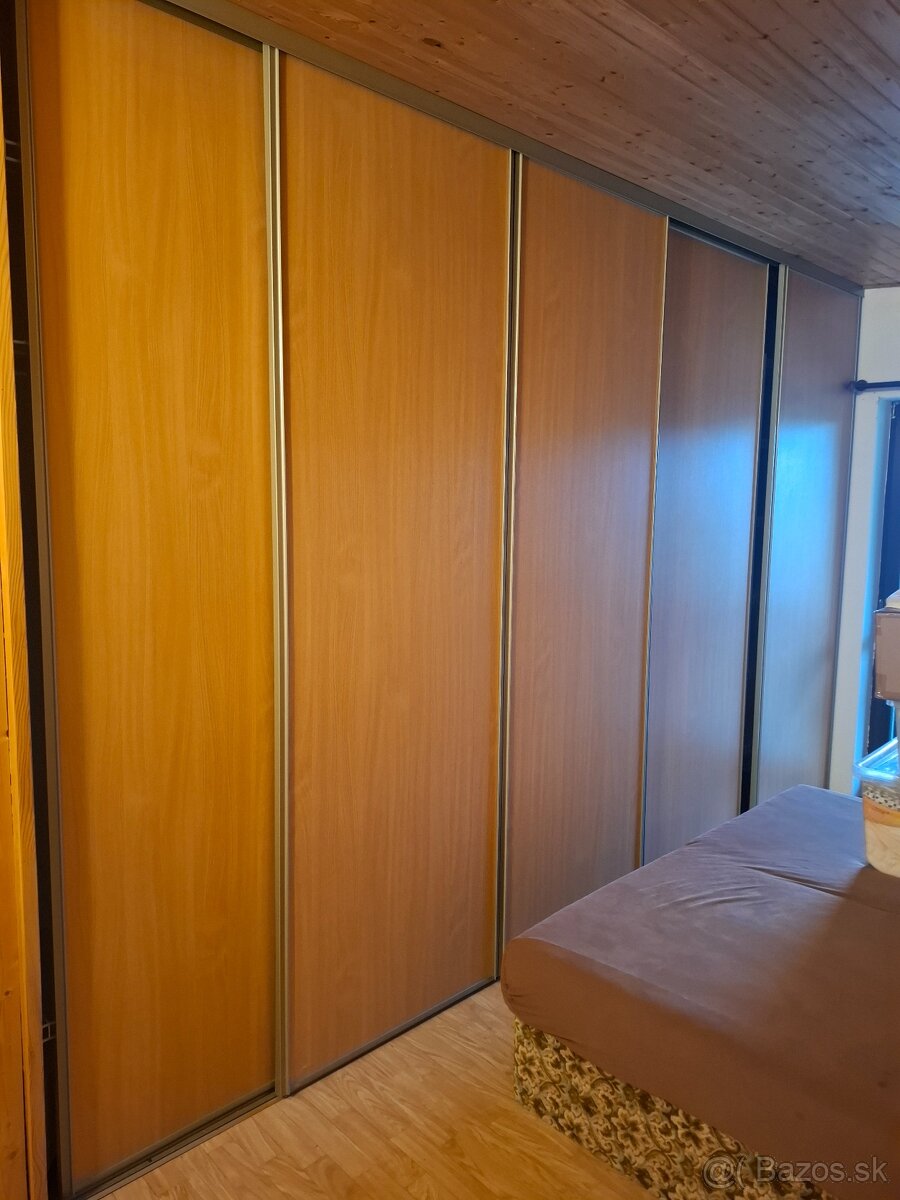 Darujem vstavanú skriňu