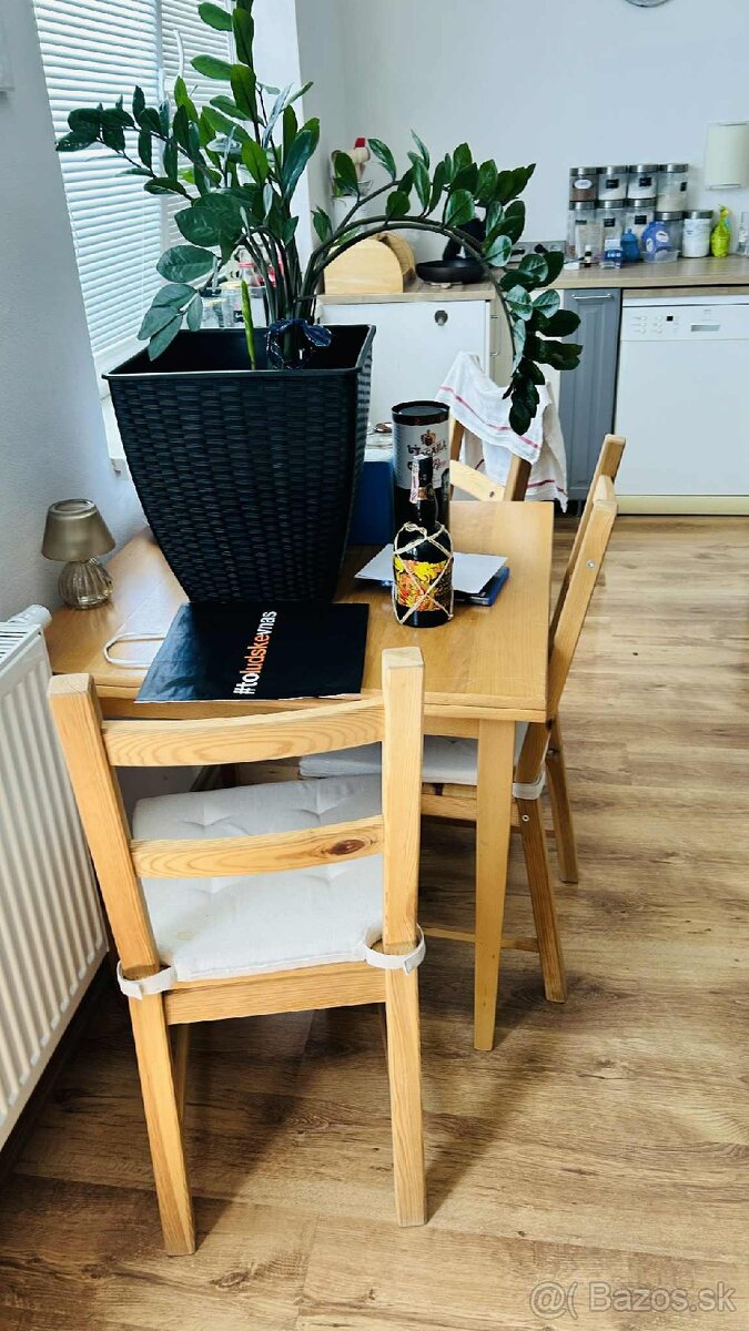 Kuchynský stôl zo stoličkami