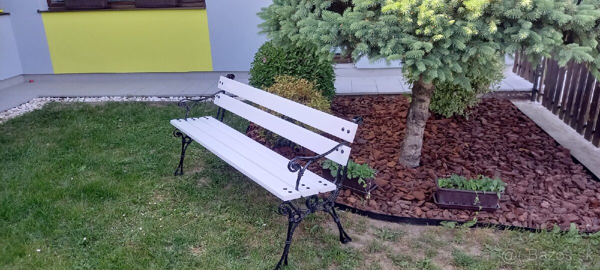 Biela záhradná lavička