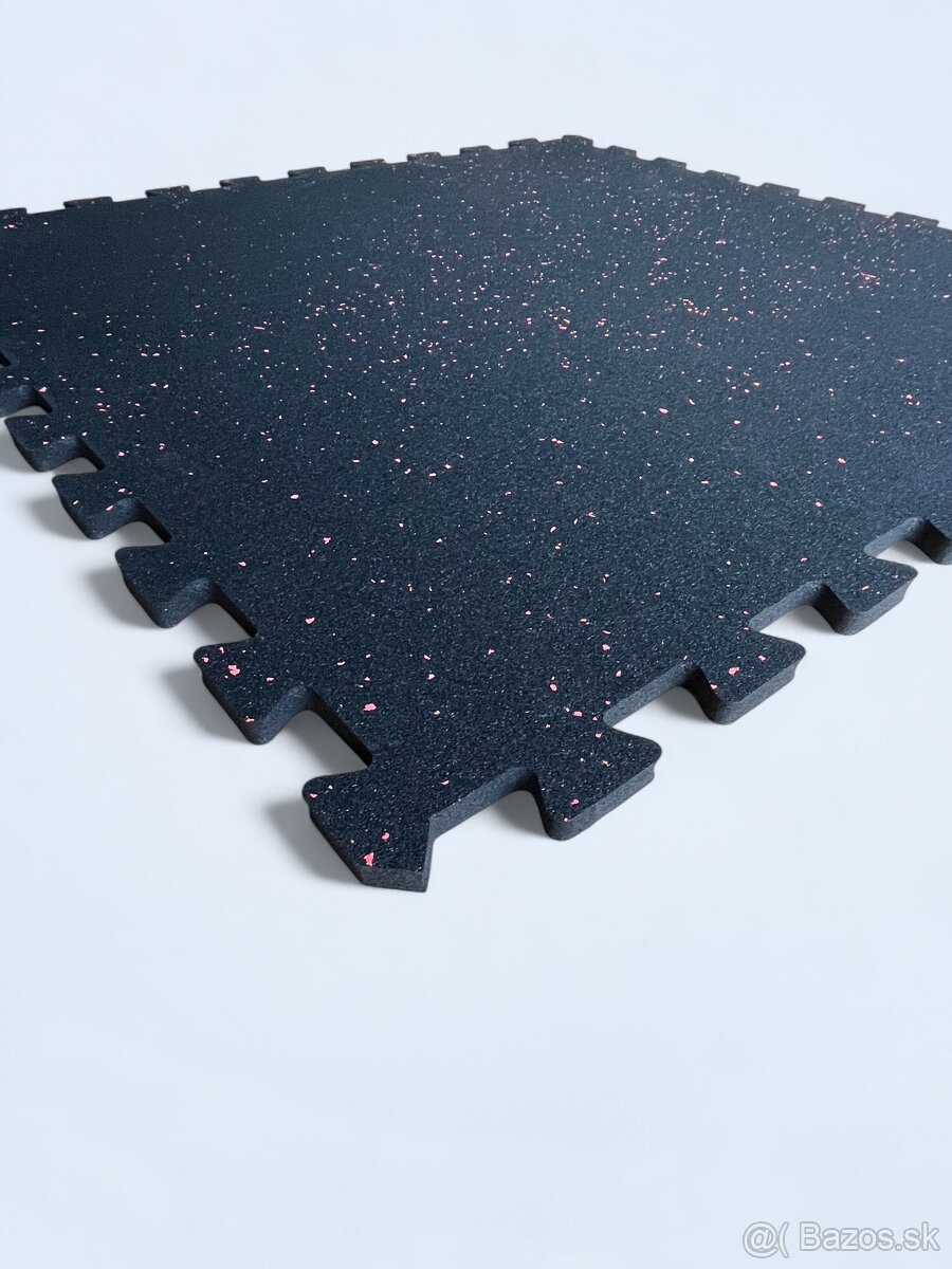 Gumová podlaha puzzle 96x96x1,5cm + 5% červený pigment