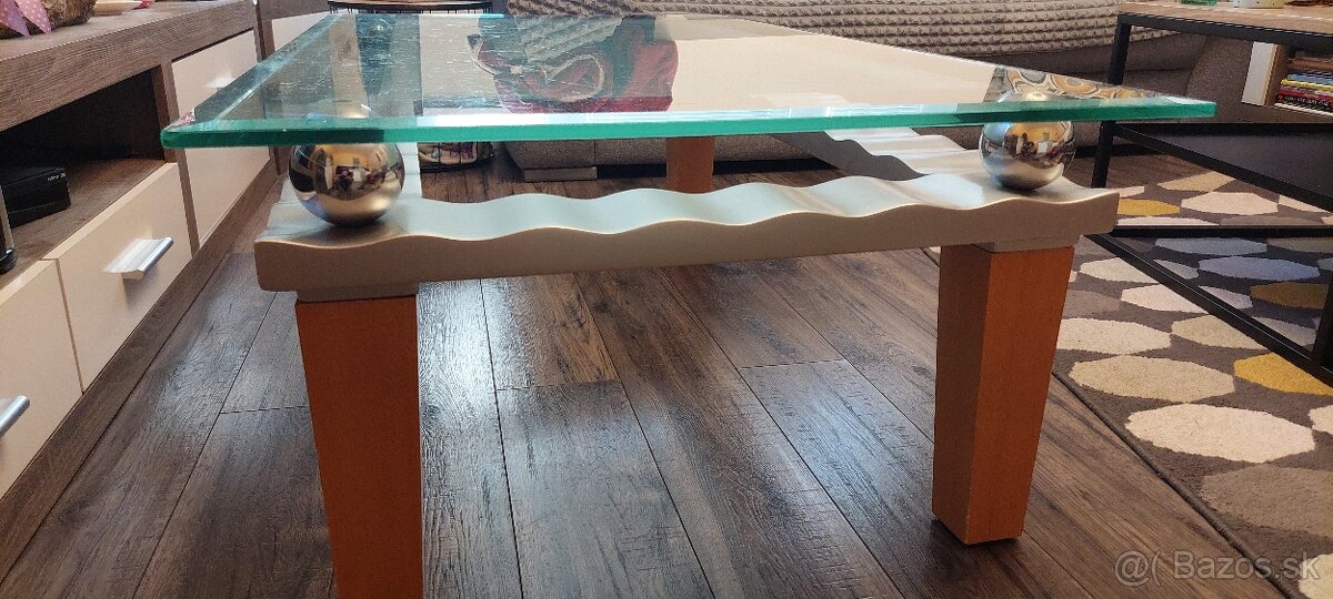 Predam konferenčný stôl.