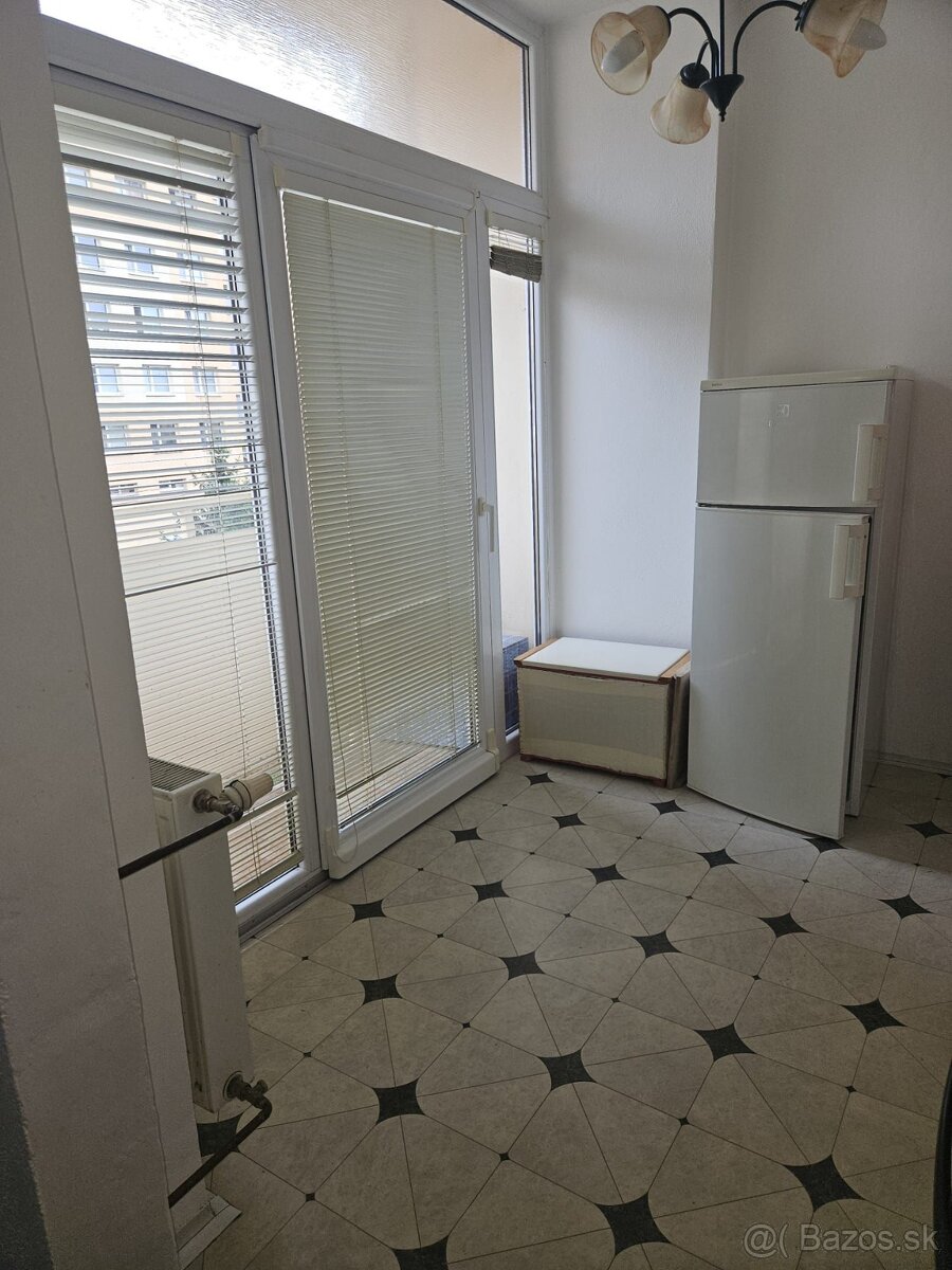 Na predaj priestranný 1 izbový byt s loggiou v obci Kanianka