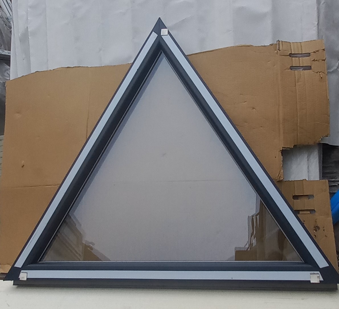 Predám trojuholníkové fixne okna :132x132 antracit dvojsklo