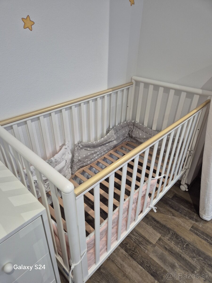 Detská postieľka s prebaľovacím pultom