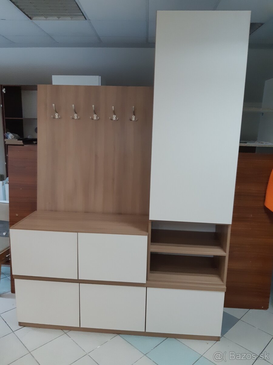 Chodbová predsieňova zostava - vešiaková stena