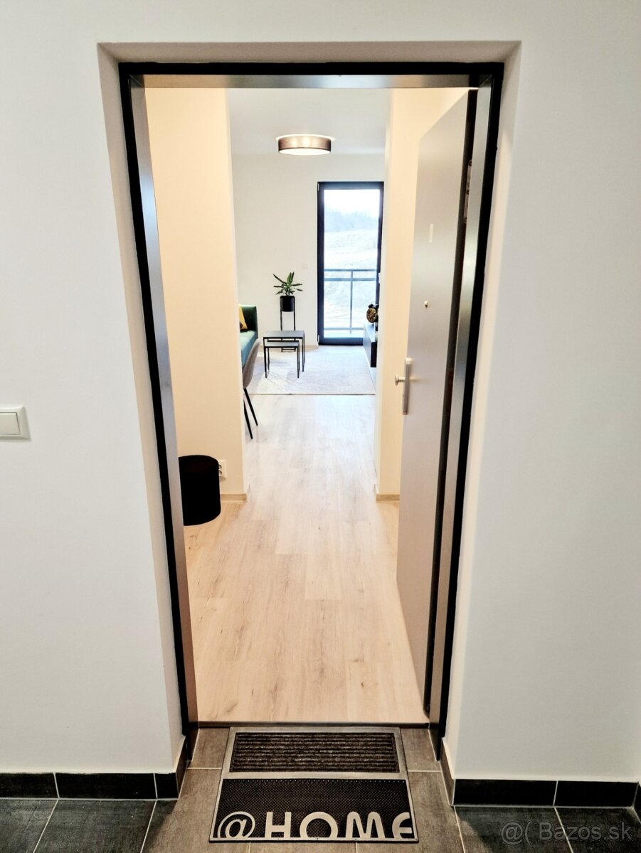 PREDÁM VEĽKÝ 2 IZB. TEHLOVÝ BYT S BALKÓNOM PRI CENTRE MESTA