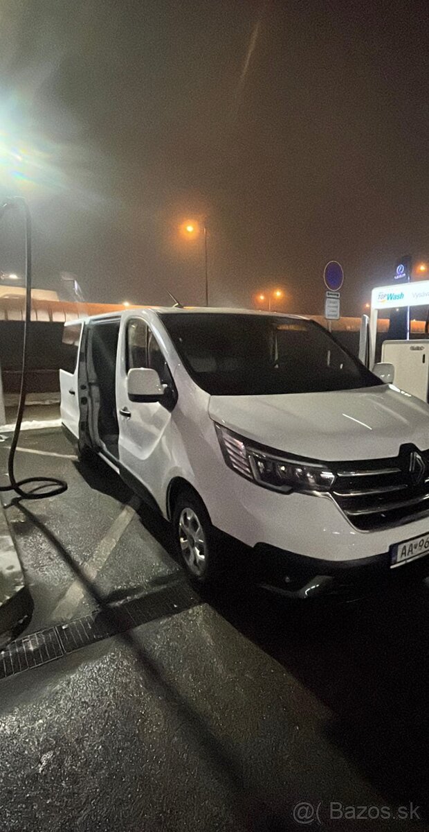Vodič minivanu, 10€/h + tringelty na celodenné výlety z BA
