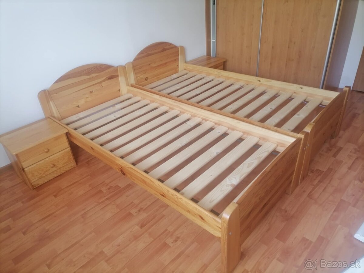 Masívne jednolôžkové postele s nočnými stolíkmi