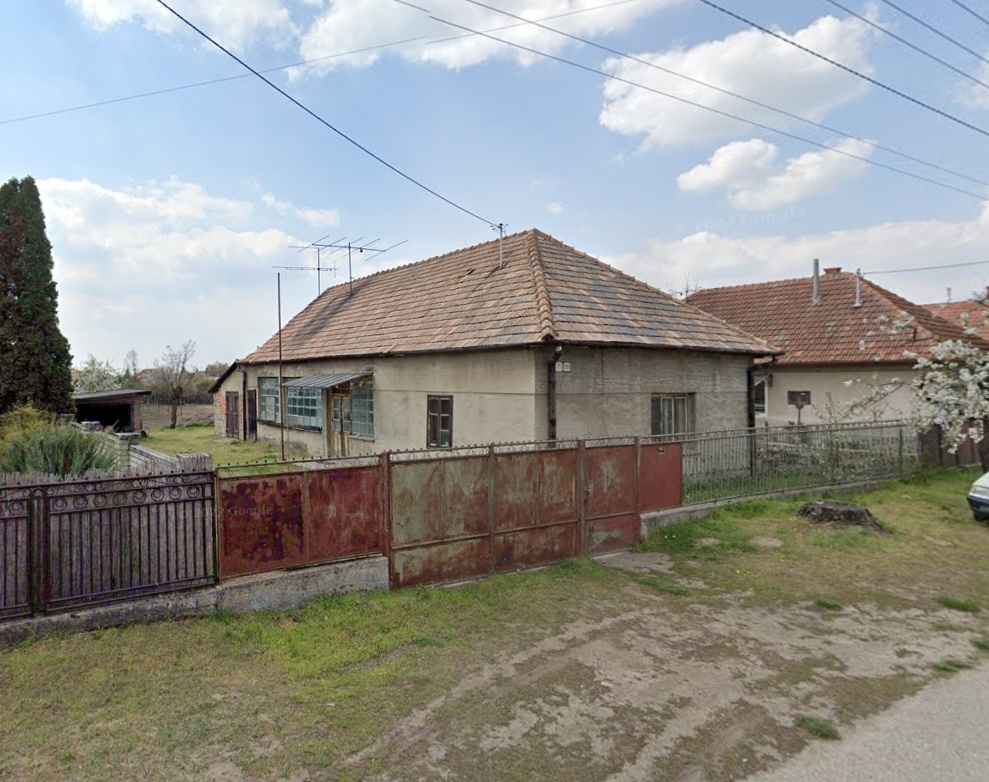 STARŠÍ DOM NA REKONŠTRUKCIU - NESVADY