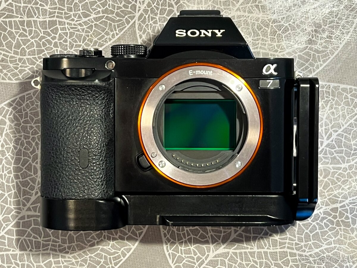 Sony Alpha A7 + grip + příslušensví
