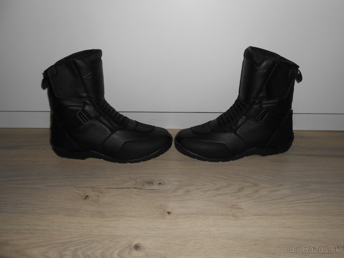 Predam nove kvalitne  kozene moto topanky RST