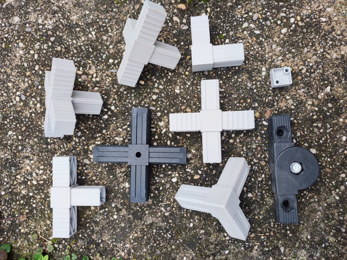 Plastové spojky pre profil