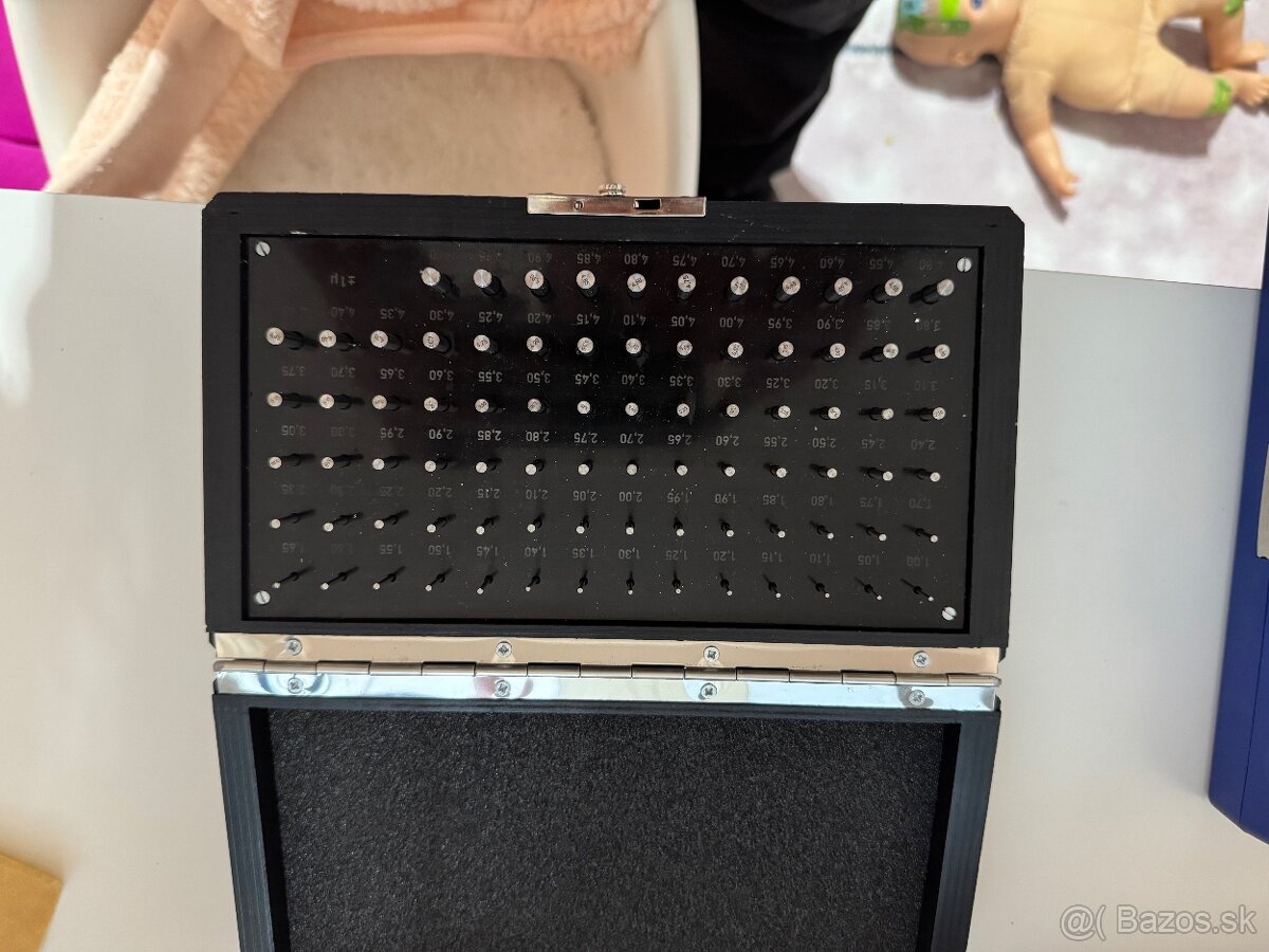 Súprava kontrolných kolíkov v drevenom púzdre