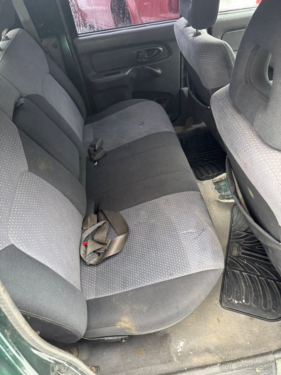 Mitsubishi l200 interiér