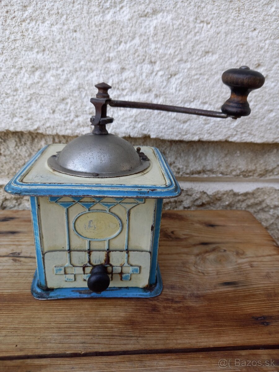 starožitný plechový mlynček