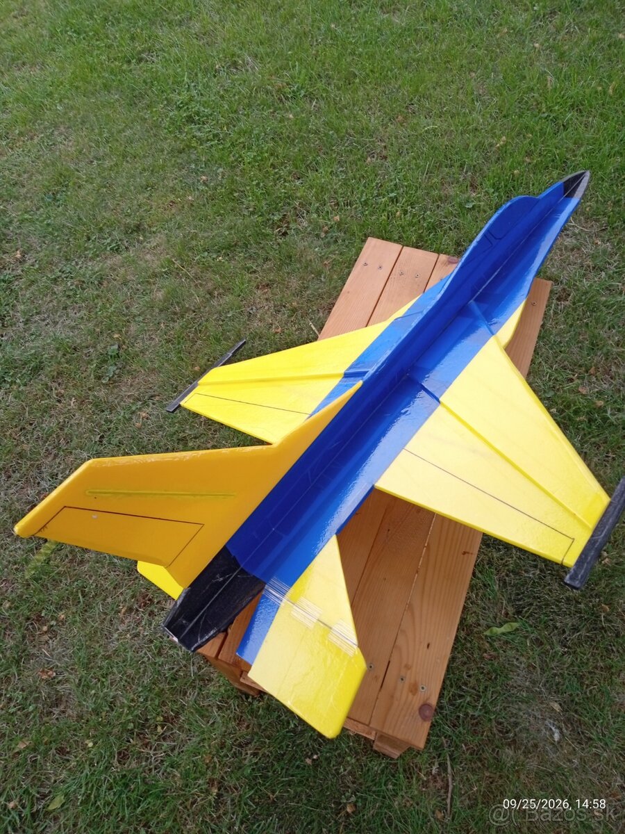 Predám model F-16 + príslušenstvo
