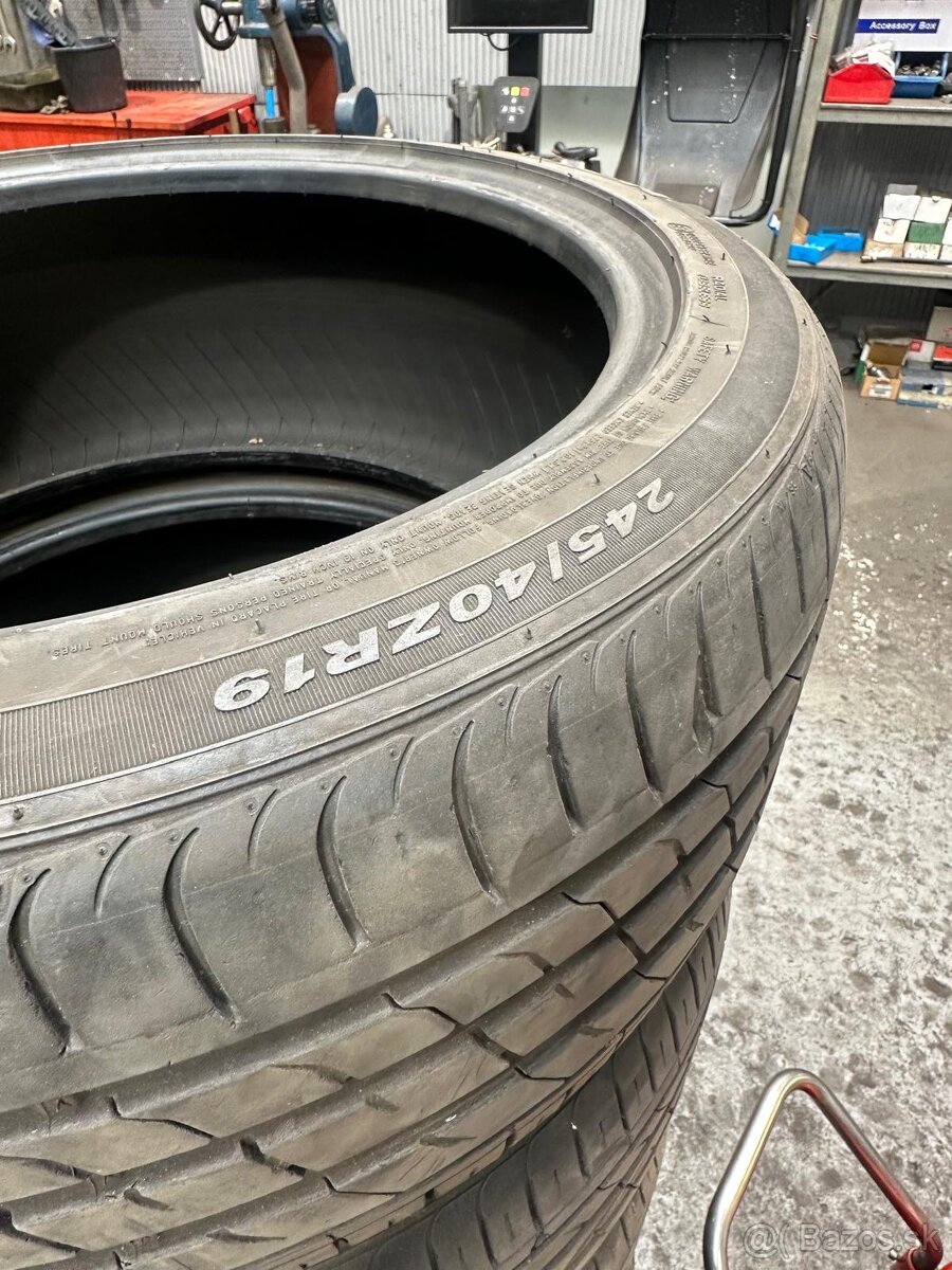 245/40 R19