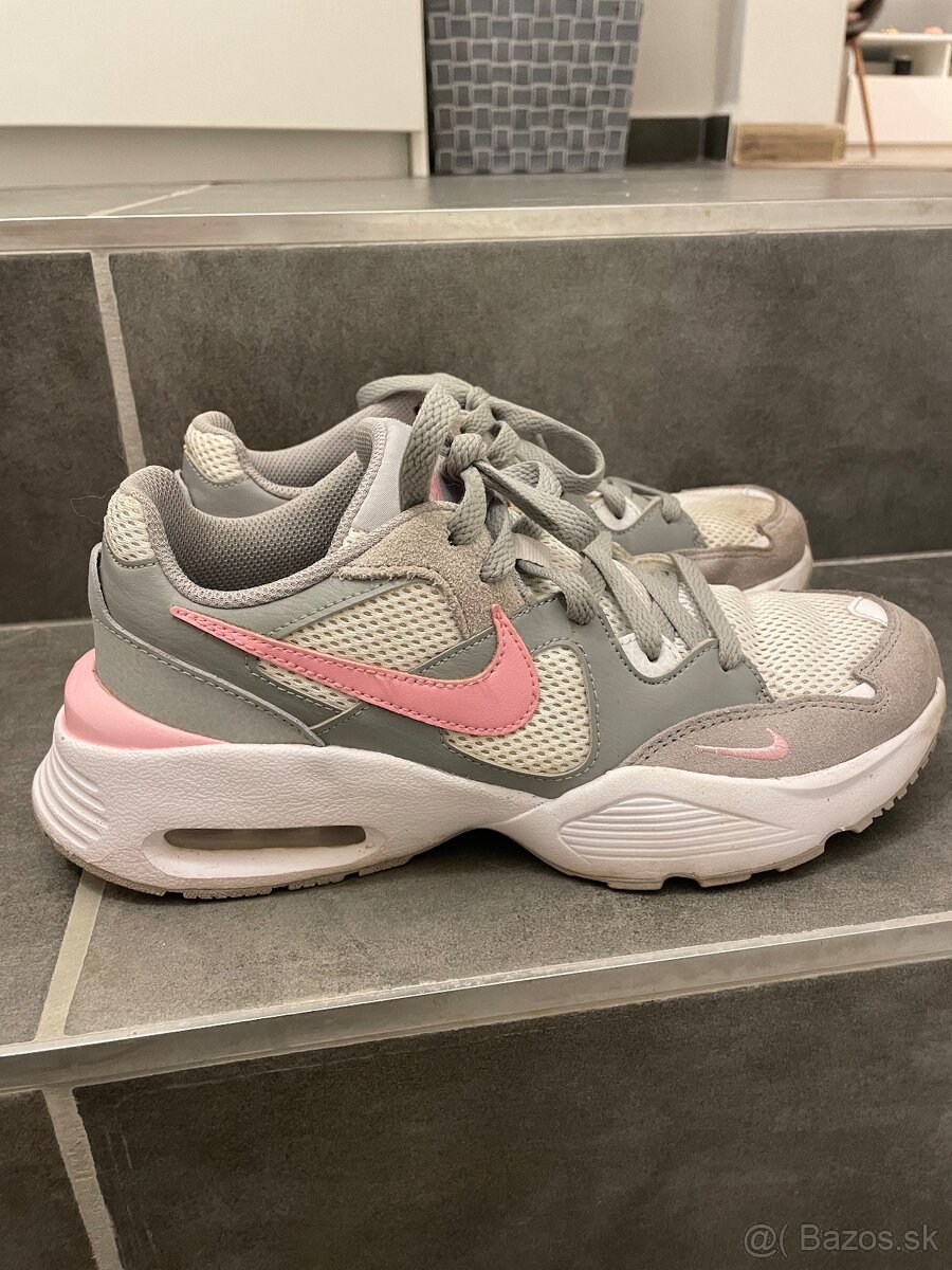 Predam NIKE tenisky