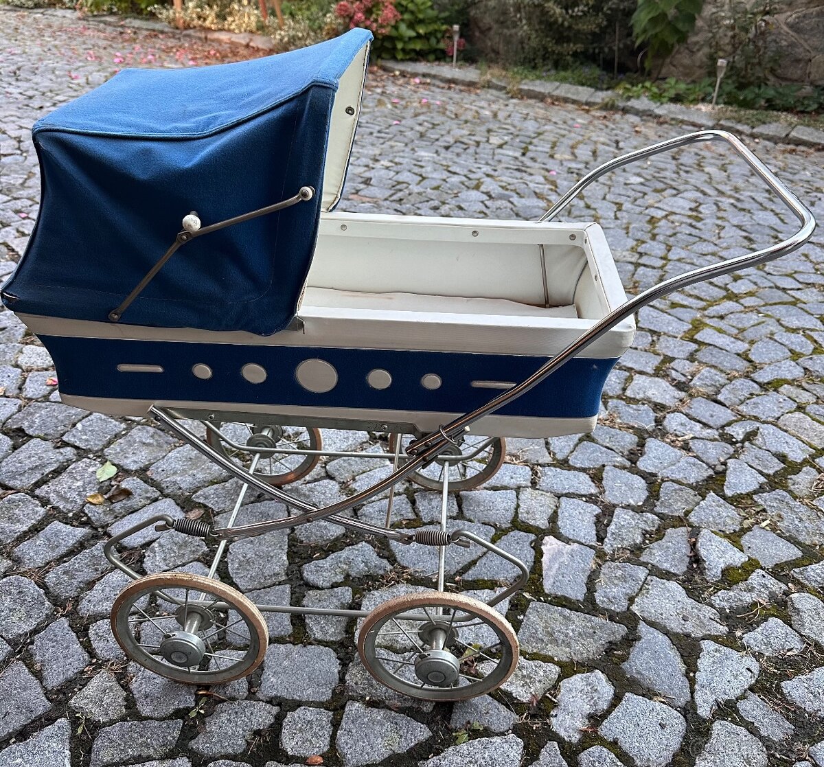 Retro dětský kočárek a hračky